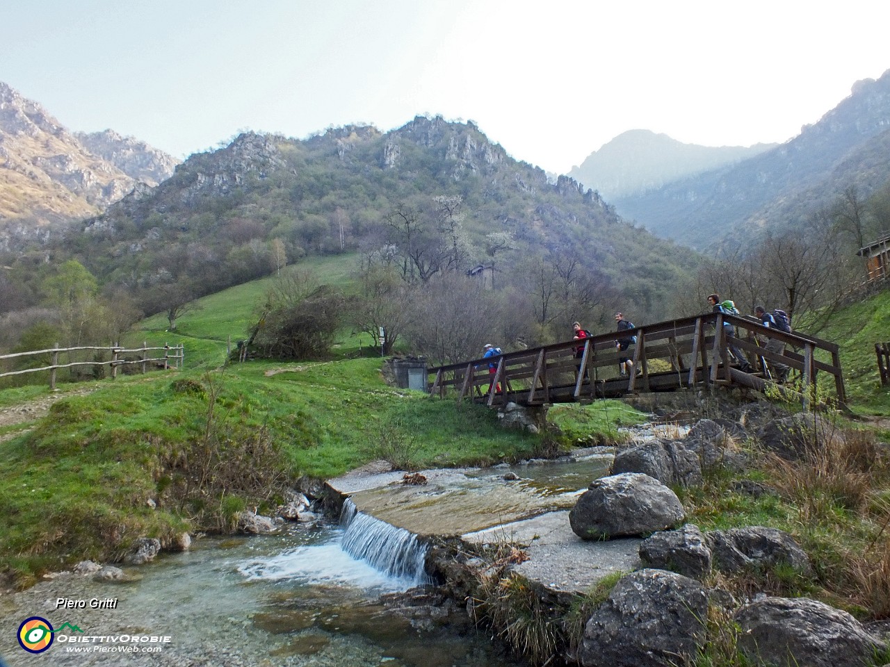 08 Ponticello sul torrente Erve.JPG